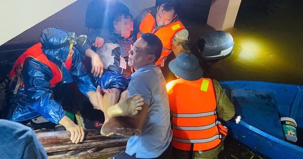 Cứu 2 người đi bắt chim bị nước lũ cuốn trôi ở Huế