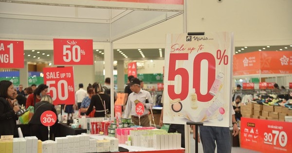 Hội chợ Mùa Thu lần thứ Nhất – 2025: Hàng thời trang giảm giá 'la liệt', người tiêu dùng săn deal 'hời'