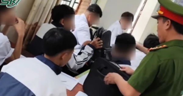 Xôn xao clip nữ sinh bị 10 người 'tác động' trong nhà vệ sinh, chỉ biết ôm đầu chịu trận