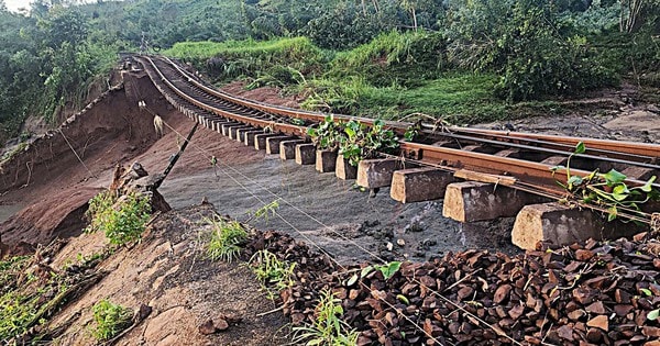 Bão số 13 cuốn trôi nền đường sắt, nhiều đoàn tàu dừng chờ và hủy chuyến