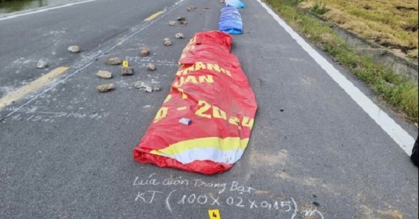 Người phụ nữ dùng khối bê tông chắn đường phơi thóc, gây tai nạn chết người