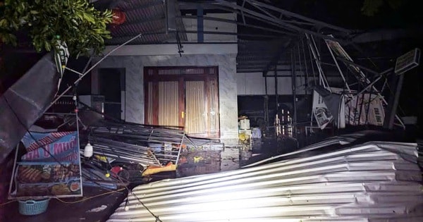 Lốc xoáy tàn phá trong đêm, nhà cửa tốc mái, cây cối đổ la liệt