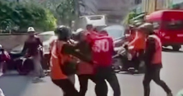 Phẫn nộ nhóm shipper vây đánh đồng nghiệp dã man ngay giữa đường, hé lộ lý do bất ngờ