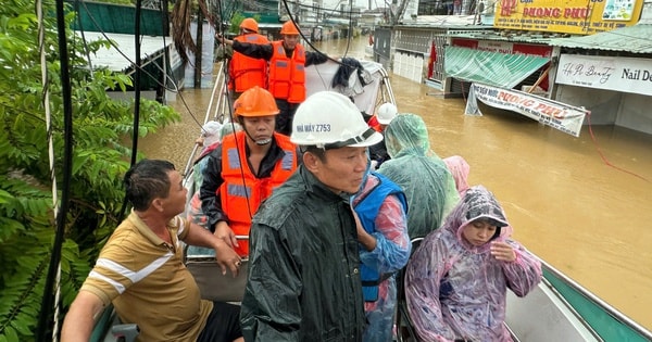 Cán bộ, chiến sĩ Nhà máy Z753 vào nơi ngập sâu cứu giúp người dân