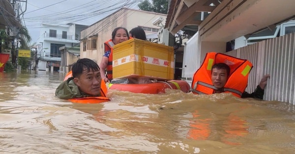 Hải quân vượt nước lũ cứu hộ hơn 5.000 người dân khỏi các điểm ngập sâu