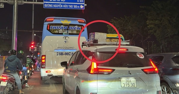 Hành lý chênh vênh trên nóc ô tô, tai nạn rình rập