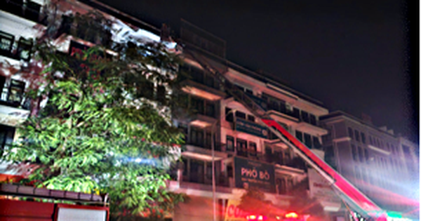 Giải cứu 5 người mắc kẹt trong vụ cháy nhà 5 tầng tại Hà Nội