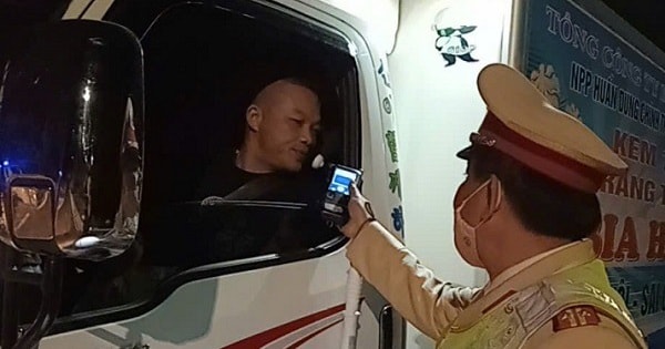 Ngày 23/11, cả nước phát hiện gần 2.500 trường hợp vi phạm nồng độ cồn