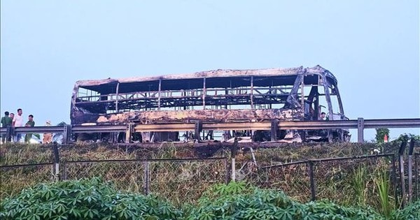 Xe giường nằm bốc cháy trên cao tốc TP Hồ Chí Minh - Trung Lương