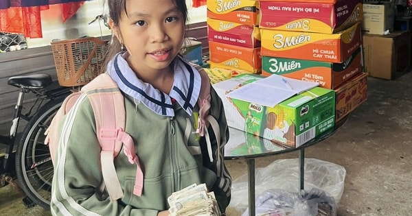 Xúc động hình ảnh cô bé mang xấp tiền lẻ gửi ủng hộ bà con vùng lũ