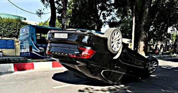 Ô tô mất lái, ngửa bụng trên phố Hà Nội