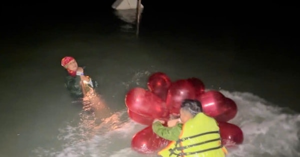 Cứu 2 ngư dân gặp nạn ngoài biển lúc rạng sáng