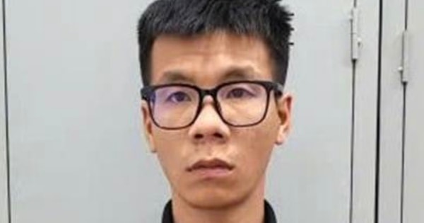 Shipper nhận đơn xong mở túi hàng, thấy iPhone 15 Pro Max rồi mang bán