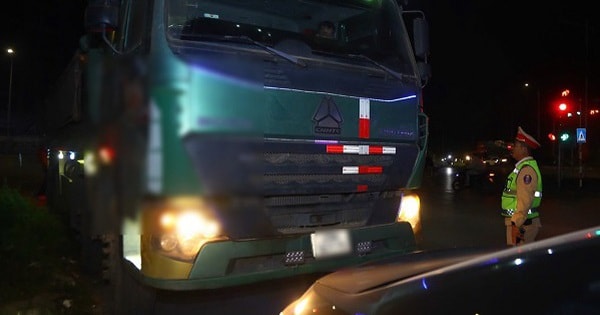 CSGT Hà Nội tuần tra xuyên đêm, phát hiện nhiều chiêu 'lách luật' của tài xế xe tải