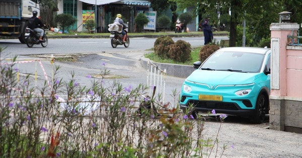 Cận cảnh ô tô ào ạt 'chui' vào đường làng để né trạm thu phí trên Quốc lộ 1