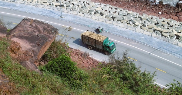 Nguy cơ sạt lở vách núi Mộ Dạ, đe doạ tuyến đường ven biển Nghệ An