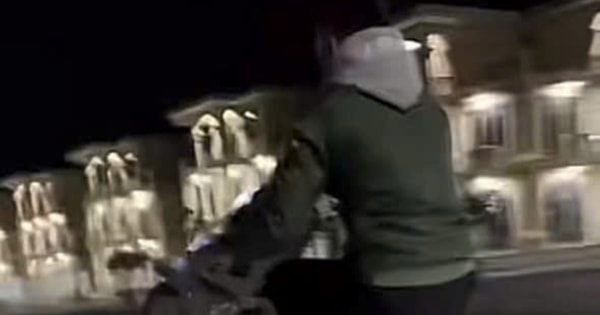 Xác minh nhóm thanh thiếu niên đi xe máy 'bốc đầu' trong đêm, phát livestream trên mạng