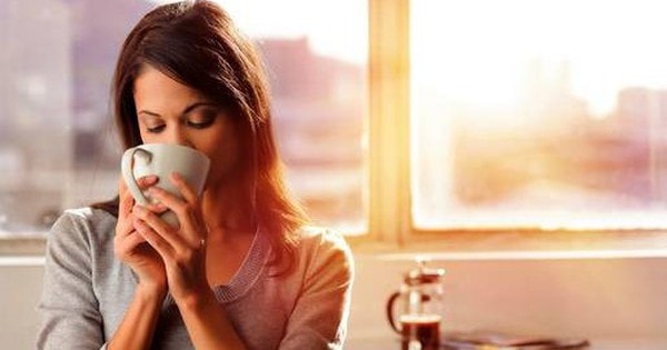 Uống nước muối ấm vào buổi sáng có tác dụng gì?