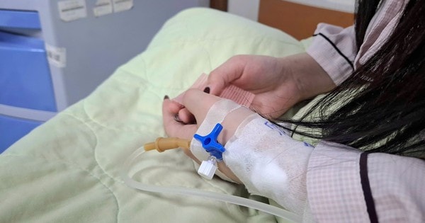 Thiếu nữ 23 tuổi bị liệt dần vì bóng cười, hít 12–15 giờ liền gia đình không hề biết