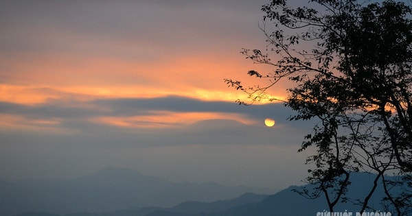 Theo chân giới trẻ lên Đồn Đèn đón bình minh và săn biển mây tuyệt đẹp