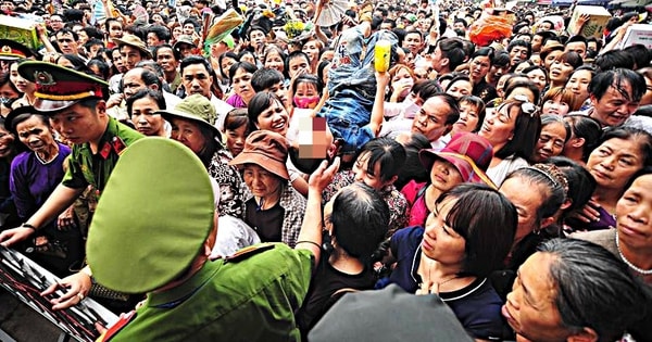 Công an cảnh báo nguy hiểm và khuyến cáo người dân khi đứng giữa đám đông