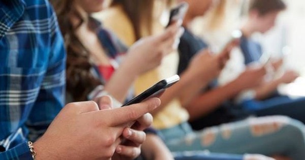 Israel cấm học sinh tiểu học sử dụng điện thoại di động