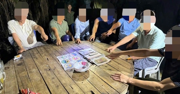 Bắt quả tang nhóm 8 người lắc bầu cua 'ăn thua' bằng tiền ở quán cà phê