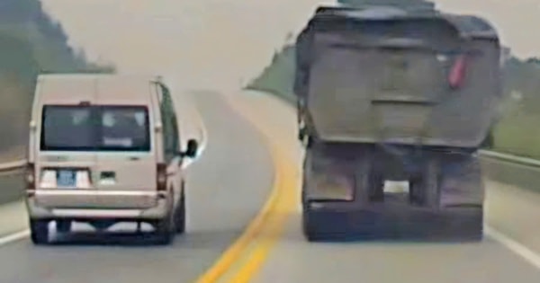 Xử phạt xe biển xanh 80A đi ngược chiều trên cao tốc Nội Bài - Lào Cai