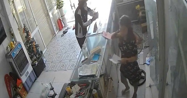 Video đối tượng vờ mua hàng để cướp iPhone 15 Pro Max