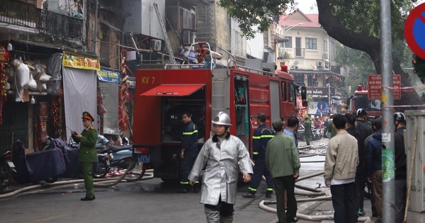 Hiện trường vụ cháy cửa hàng kinh doanh trên phố Hàng Mã