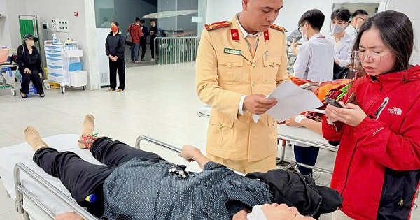 CSGT Hà Nội dùng xe chuyên dụng đưa người phụ nữ gãy chân đi cấp cứu đêm giao thừa