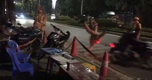Video đối tượng điều khiển mô tô ‘thông chốt’ hất văng CSGT trong đêm giao thừa
