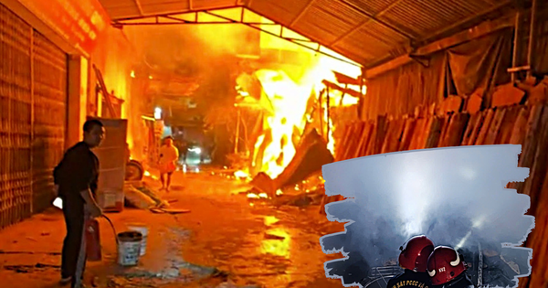 Cháy lớn trong đêm tại Hà Nội, lửa lan từ xưởng gỗ sang nhà dân