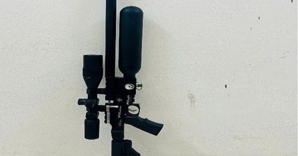 Khởi tố nam thanh niên tàng trữ 2 khẩu súng và hàng trăm viên đạn