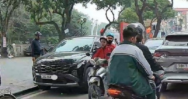 Phạt tài xế ô tô đỗ xe nơi có biển cấm đỗ từ phản ánh của người dân