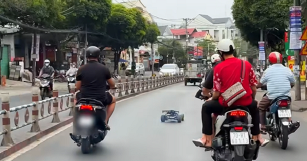 Phạt thanh niên vừa đi xe máy vừa điều khiển ô tô mô hình trên phố