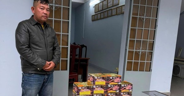 Đang vận chuyển trái phép pháo nổ thì bị bắt tại ngã ba
