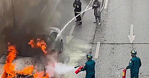 Cháy ô tô trong hầm chui Thanh Xuân, lực lượng chức năng đóng hầm để xử lý