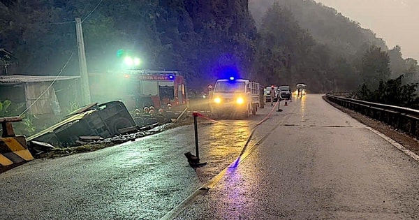 Xe khách chở 18 người lao xuống cống tại Sơn La, 3 người tử vong