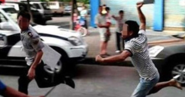 Phẫn nộ gã đàn ông cầm dao rựa rượt chém bạn tại quán cà phê, nhiều người hoảng sợ bỏ chạy