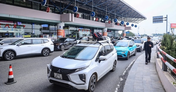 Cảnh báo xe dù, cò mồi tại sân bay Nội Bài: Cẩn thận những lời mời chào từ người lạ