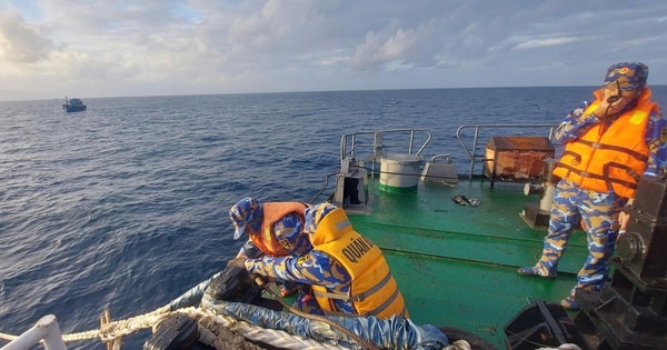 Cứu tàu cá KH 92259 TS cùng 8 thuyền viên gặp nạn trên biển