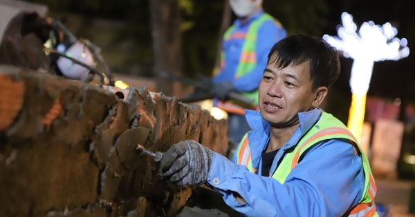 Công nhân xuyên đêm 'thay áo mới' khu 'đất vàng' ở TPHCM trước Tết