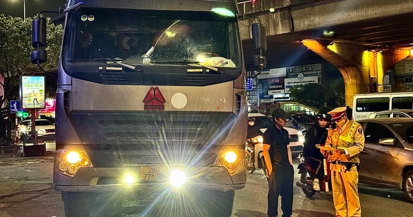 Đứng trước xe tự tay mình lắp thêm đèn chiếu sáng, tài xế thừa nhận 'có chói'