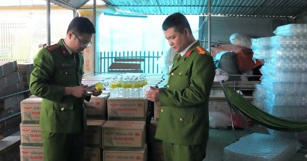 Triệt phá cơ sở sản xuất hơn 60.000 lít giấm giả