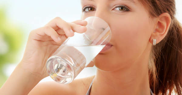 Dịp Tết, dù bận cũng đừng quên uống nước khi thức dậy vì 5 lý do này