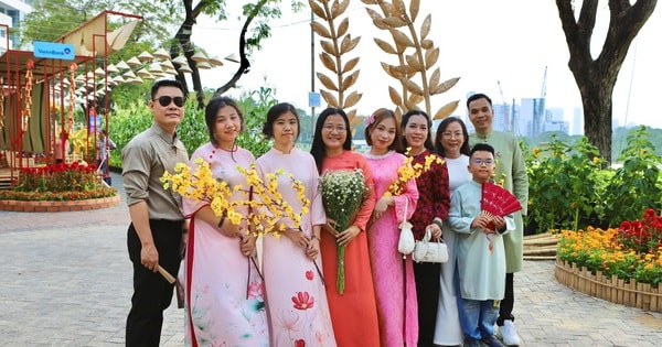 Chưa khai mạc, đường hoa Phú Mỹ Hưng đã hút khách