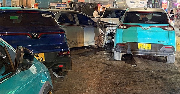 Ô tô đi ngược chiều trong đêm ở Hà Nội, tông liên hoàn 4 xe