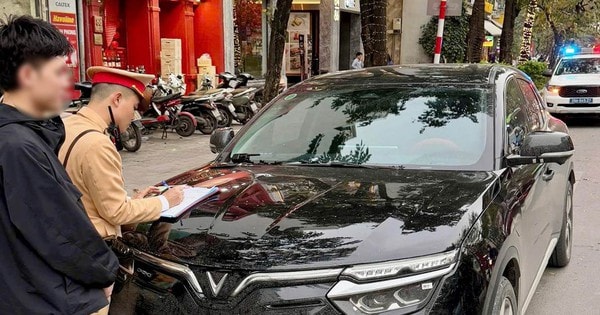 Hà Nội: Xử lý nhiều ô tô đỗ xe trái phép gây ùn tắc giao thông những ngày cận Tết