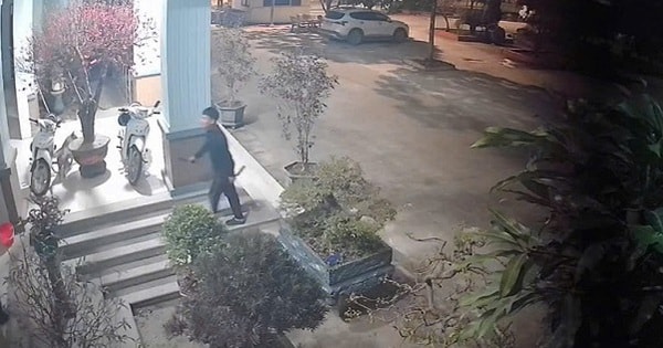 Uống rượu xong, thanh niên cầm dao đột nhập vào trụ sở công an chửi bới, xúc phạm cán bộ